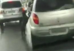 Mulher abandona cachorro em rodovia movimentada