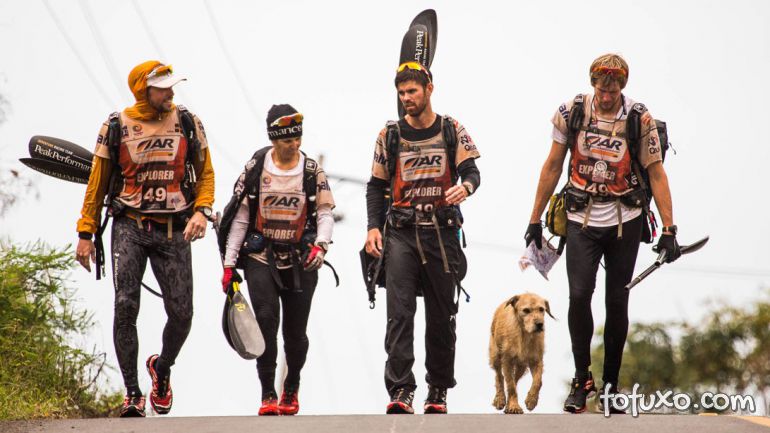 Equipe de corrida de aventura ganha companhia inusitada de cachorro