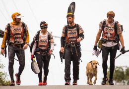 Equipe de corrida de aventura ganha companhia inusitada de cachorro