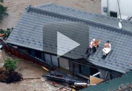 Casal japonês salva cães durante enchente