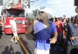 Carlinhos Brow para desfile de carnaval de rua para dar água para os cachorros
