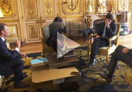 Cachorro de Macron faz xixi durante reunião oficial