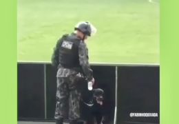 Policial viraliza oferecendo água para cachorro durante o trabalho