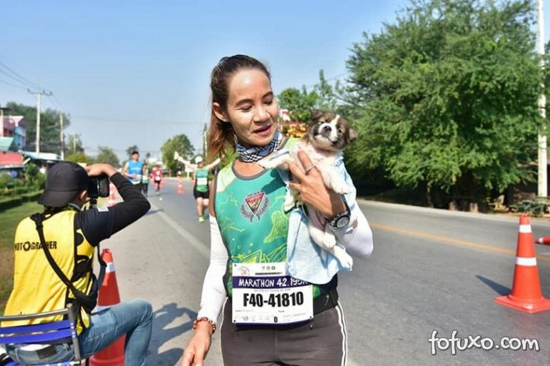 Corredora encontra filhote de cachorro perdido e faz maratona com ele