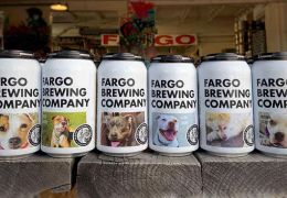 Latas de cerveja estampam fotos de cães para adoção