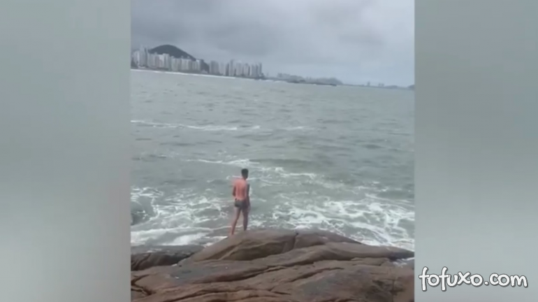 Homem salva cachorro arrastado pelo mar em SP