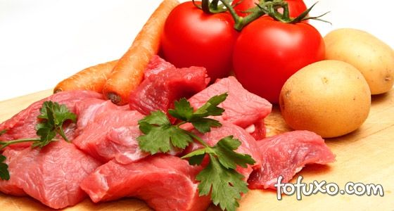 Carne e verduras fazem parte da alimentação nantural para cães. 