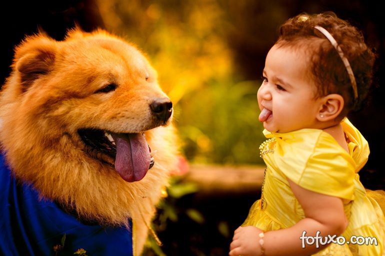 Fotógrafa faz ensaio temático de A Bela e a Fera com bebê e cachorro
