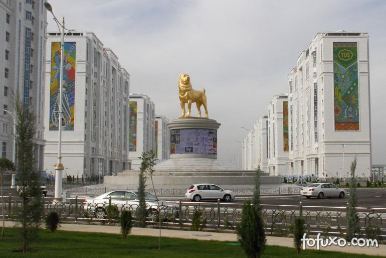 Presidente do Turcomenistão inaugura estátua de cachorro dourada