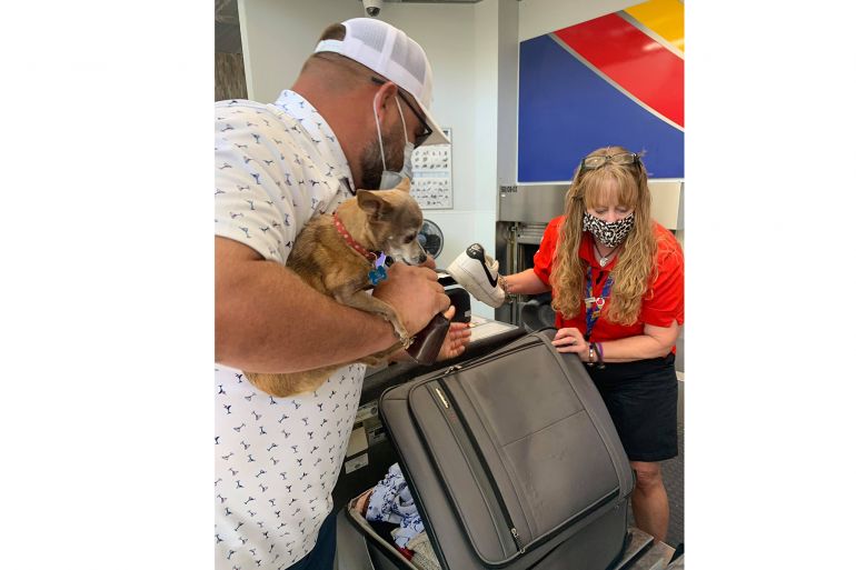 Casal encontra cachorro de estimação dentro de mala em aeroporto